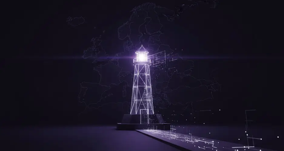 Drahtgitter-Leuchtturm mit violettem Leuchten vor einer Europa-Karte, als Symbol für DSGVO-konforme Website-Plattform.